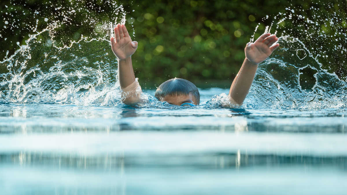 Kontrovers: Kind im Teich