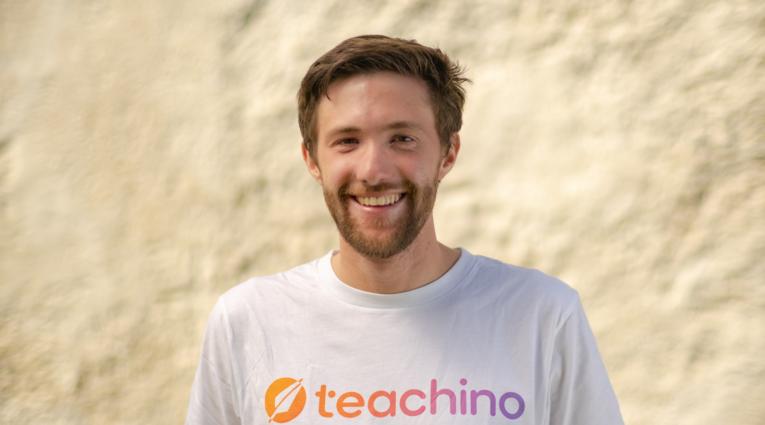 „Bei Teachino setzen wir auf moderne KI-Technologie und ein gutes Verständnis für die Bedürfnisse von Lehrkräften. Unsere Technologie hilft dabei, passende Inhalte zu finden und in den Unterricht einzubauen, ohne dabei Kompromisse beim Datenschutz einzugehen.“
